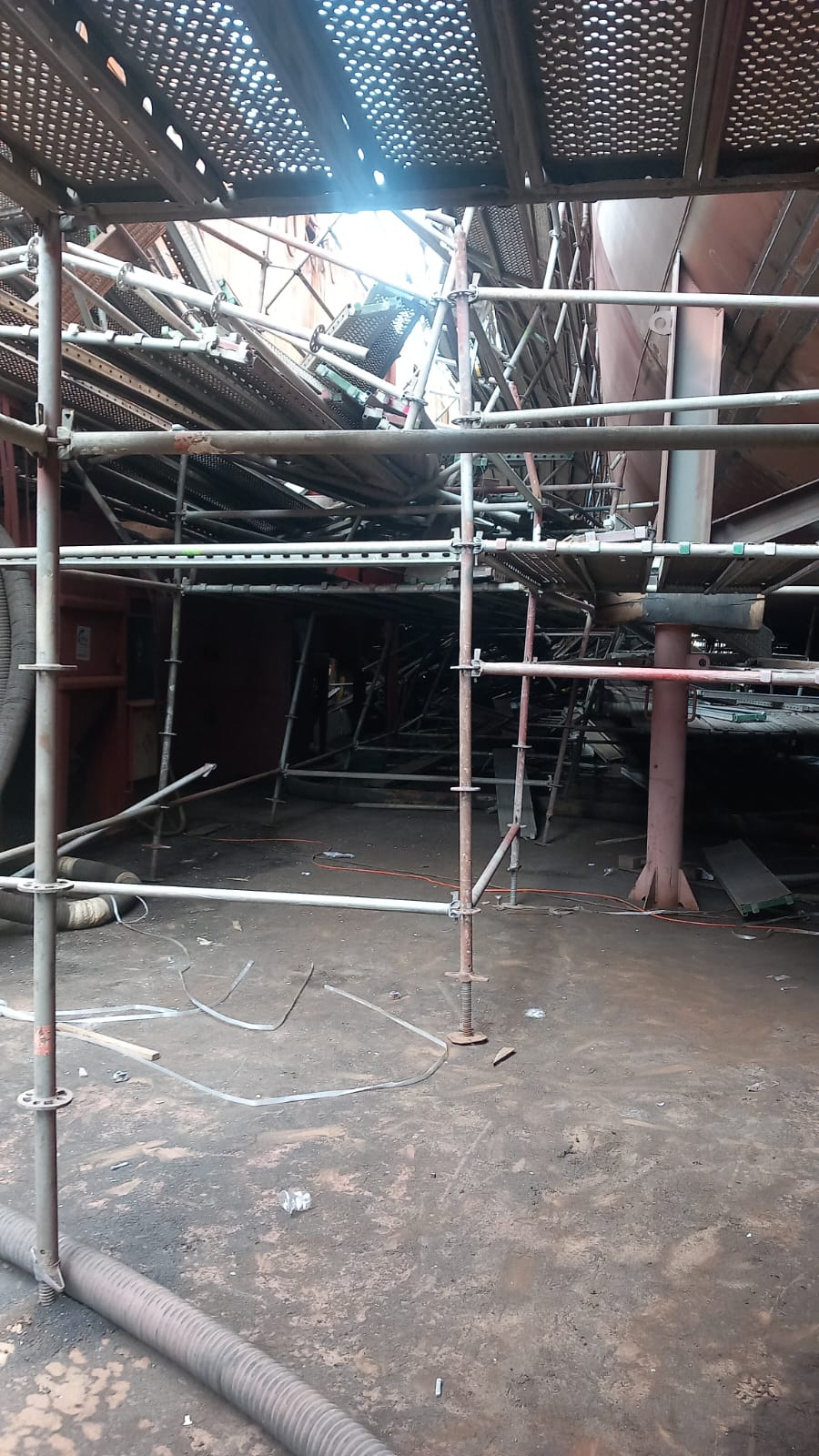 Tuzla'da Sedef Tersanesi'nde iskele çöktü: 2 işçi yaralandı