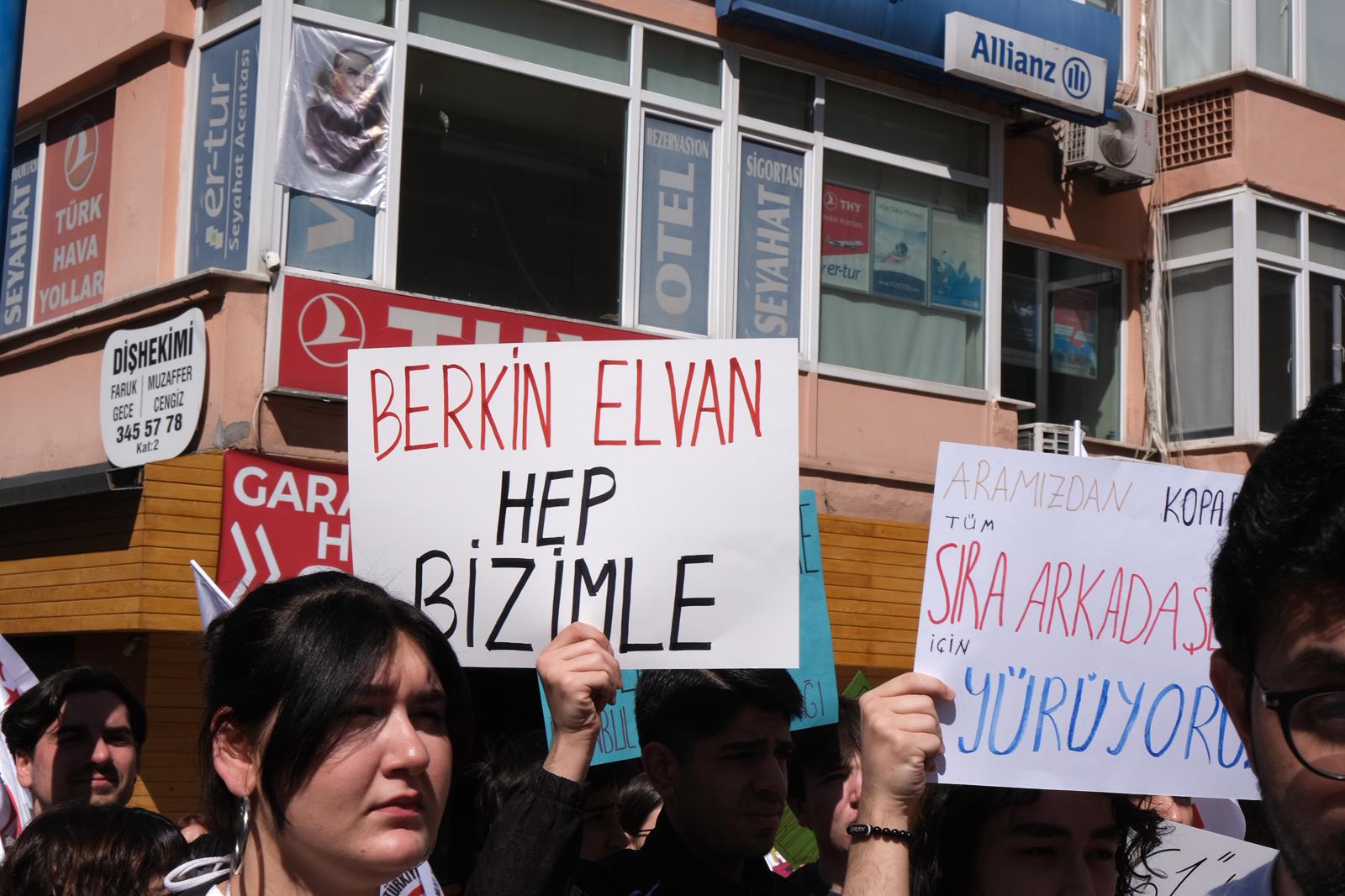 Çocuklar ’Güzel günler göreceğiz’ diyerek yürüdü