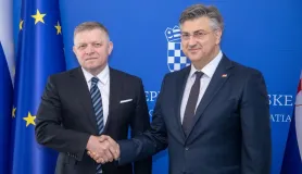 Slovakya Başbakanı Robert Fico (solda), Hırvatistan Başbakanı Andrej Plenkovic ile önceki gün Zagreb'de görüştü