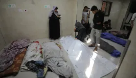 Nuseyrat'taki mülteci kampına düzenlenen saldırıda yaşamını yitirenler Al-Avda Hastanesi'ne götürüldü. (Fotoğraf: AA)