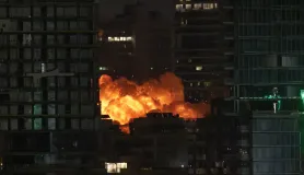 İran'dan ateşlenen füzelerden biri, Tel Aviv'deki bir binaya isabet etti. (AA)