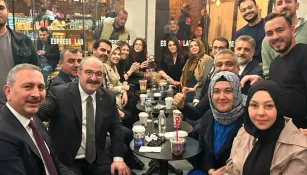 Eski bakanlar Abdülhamit Gül ve Mustafa Varank 19 Mart sonrası Espressolab’ı ziyaret etmiş, bu kareyi vermişti 