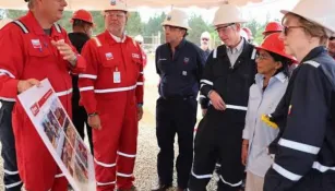 Delcy Rodríguez, ABD Enerji Bakanı Chris Wright ve ABD'nin Venezuela Maslahatgüzarı Laura Dogu, 12 Şubat 2026'da Venezuela'nın Monagas eyaletindeki Orinoco Petrol Kuşağı'nda Chevron ve devlet petrol şirketi PDVSA'nın ortak girişimindeki petrol üretim tesislerini ziyaret etti.