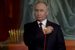 Tek taraflı 30 saatlik ateşkesi duyuran Putin Moskova'da düzenlenen Paskalya ayinine katıldı. (Foto: AA)