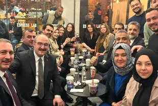Eski bakanlar Abdülhamit Gül ve Mustafa Varank 19 Mart sonrası Espressolab’ı ziyaret etmiş, bu kareyi vermişti 
