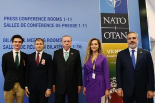 Türk Atlantik Konseyi üyeleri katıldıkları bir NATO toplantısında Erdoğan ve Hakan Fidan ile aynı karede