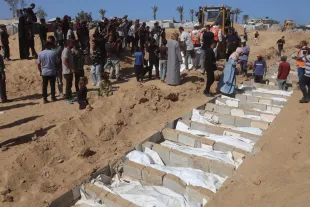 İsrail tarafından teslim edilen ve kimlikleri tespit edilemeyen 54 Filistinlinin naaşı Han Yunus'taki Nasır Hastanesi'nden alınarak Gazze Şeridi'nin orta kesiminde yer alan Deyr Belah'taki mezarlığa defnedildi. (Foto: AA)