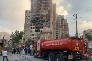 İsrail'in saldırısında Tahran'da hasar gören bir bina. (13 Haziran 2025, AA)