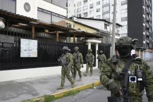 Ekvador hükümeti 7 Mart'ta Miami'de Trump ile buluşmaya hazırlanırken Küba'nın ülkedeki büyükelçiliğini boşalttırıyor. Büyükelçilik önüne ağır silahlı polis ve asker konuşlandırıldı.