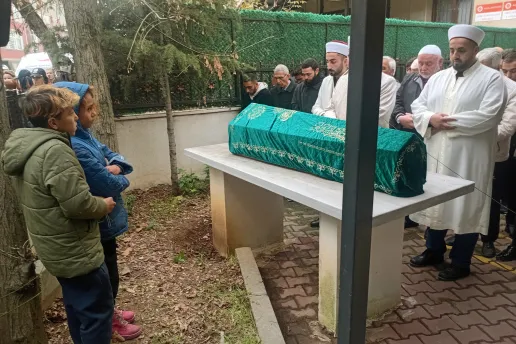 2 yaşındaki Özden'in tabutu önünde çocuklar...