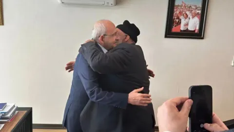 Kılıçdaroğlu’na linç girişiminde bulunmuştu: 'Helalleştiler', sarılıp poz verdiler