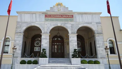 İstanbul Valiliği'nden İmam Hatip Ortaokulu'ndaki kitap listesine soruşturma: Victor Hugo, Martin Heidegger...