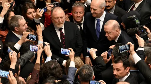 AKP önce yeni anayasa sonra seçim için düğmeye basıyor