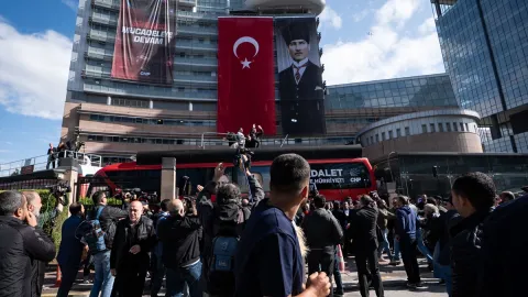 CHP: Hatalı işlemle gelip tebligat yapmaya çalıştılar, hukuka aykırı hiçbir işlemi kabul etmeyeceğiz