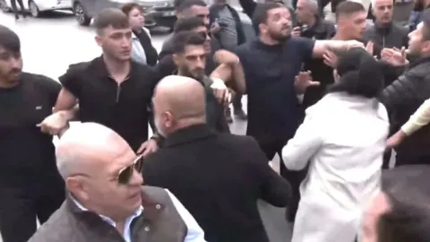 CHP Genel Merkezi'nde gerginlik: Kurultay görüşmeleri planlanırken bina önünde arbede ve tahliye tartışması