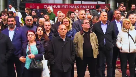 CHP Genel Merkezi önünde arbede: Kılıçdaroğlu ekibi binaya geldi, çevik kuvvet sevk edildi