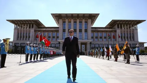 Bir ideolojik belirlenim ve kimlik inşası olarak Yeni Osmanlıcılık