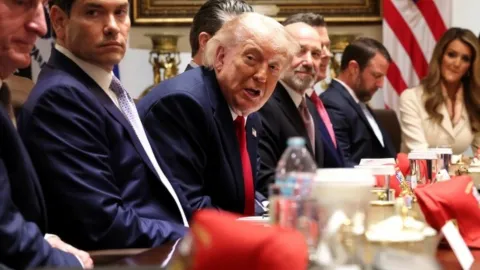 Trump şimdi de müttefiki Umman’ı ‘havaya uçurmak’la tehdit etti