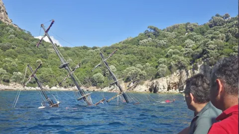 Marmaris'te tur teknesi battı
