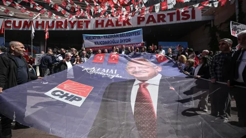 CHP'de iki ayrı bayramlaşma: Kılıçdaroğlu 2,5 yıl sonra CHP Genel Merkezi'nde