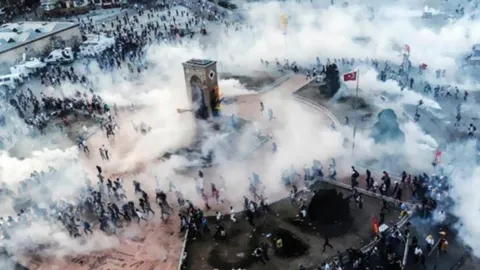 İstanbul Valiliği Taksim'deki Ulaşım Hatlarını Durdurdu