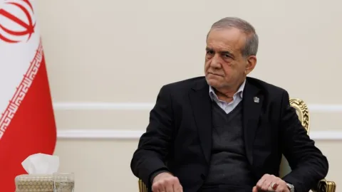 İran'dan 'Pezeşkiyan istifasını sundu' iddialarına yalanlama