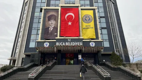 Buca Belediyesi binası önünde devam eden polis operasyonu