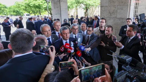Özgür Özel basın açıklaması yaparken