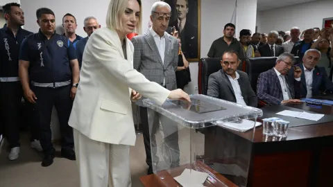 Akçakoca Belediyesi binası ve meclis toplantısından genel bir görünüm