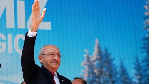 Ömer Faruk Eminağaoğlu Yargıtay binası önünde