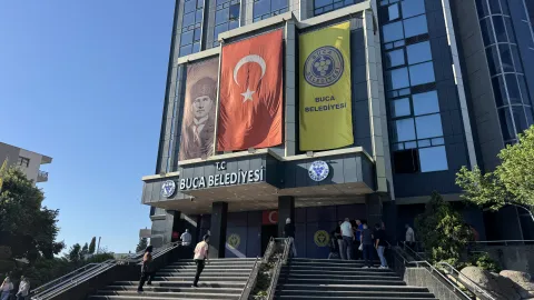 İzmir Buca Belediyesi'ne yönelik düzenlenen operasyon sonrası emniyet önünde hareketlilik yaşandı.