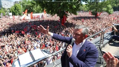 Özgür Özel Newsweek’e açıkça yazdı: ‘Yürüttüğümüz mücadele NATO’nun güvenliğini de şekillendirecek’