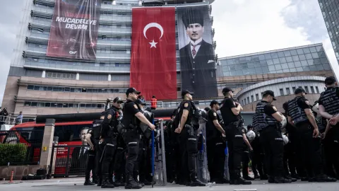 CHP Genel Merkezi önünde yaşanan hareketlilik