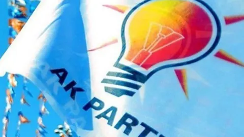 AK Parti genel merkez binası önünde bayraklar