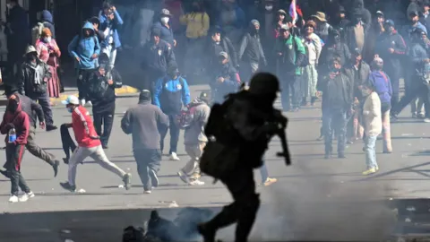 Bolivya'da devam eden hükümet karşıtı protestolardan bir kare.