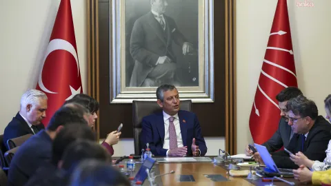 CHP Genel Başkanı Özgür Özel TBMM'de basın mensuplarının sorularını yanıtlıyor.