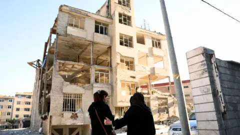 İran'ın başkenti Tahran'daki bir duvarda yer alan ABD karşıtı görsel.