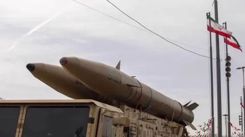 Hürmüz Boğazı ve çevresindeki askeri hareketliliği simgeleyen harita görseli