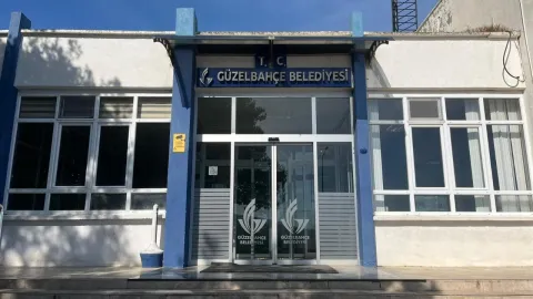 İzmir Güzelbahçe Belediyesi binası önünde adli süreç devam ediyor.