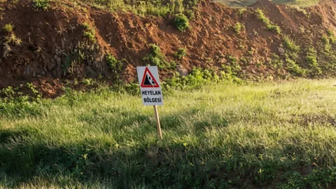 Sivas Kangal'da maden şirketinin faaliyet gösterdiği geniş arazi ve tahrip olmuş doğa manzarası.