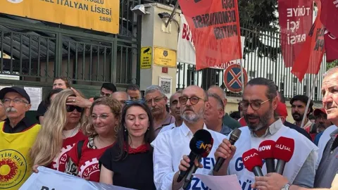 Özel İtalyan Lisesi önünde grev sonrası yapılan açıklama
