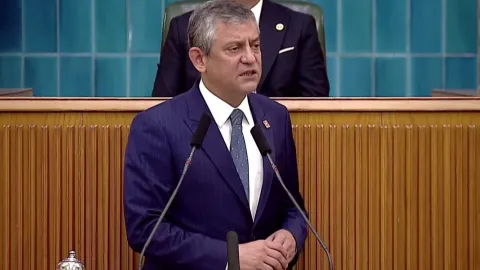CHP Genel Başkanı Özgür Özel'in yer aldığı bir görsel