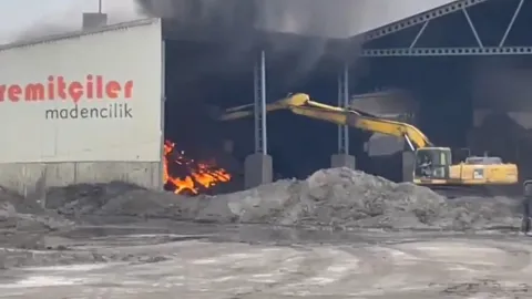 Özşen Madencilik işletmesinde çıkan yangın sonrası olay yerinden bir görünüm