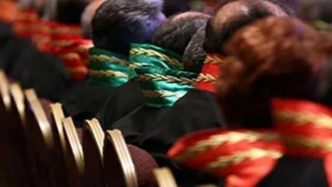 Adliye binası önünde yargı süreci.