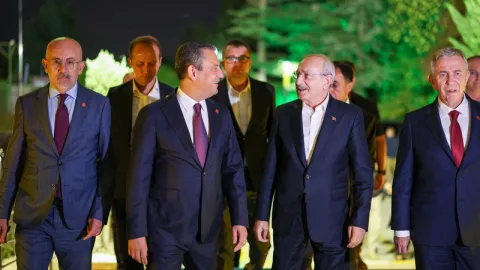 CHP Genel Merkezi'nde siyasi buluşma öncesi çekilmiş bir fotoğraf