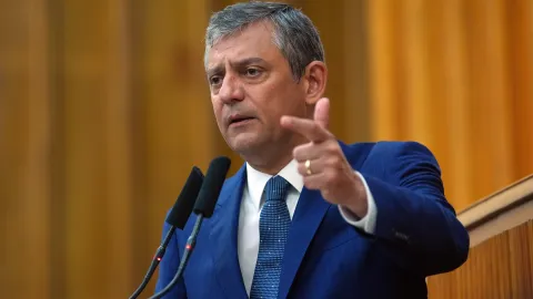 CHP Parti Meclisi toplantısı ve Genel Başkan Özgür Özel'in kürsüde konuşma yaptığı an.