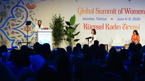 Aile ve Sosyal Hizmetler Bakanı Mahinur Özdemir Göktaş'ın küresel kadın zirvesinde konuşma yaparken çekilmiş bir fotoğrafı.