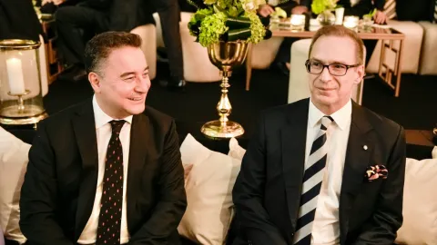 Ali Babacan konuşma yaparken