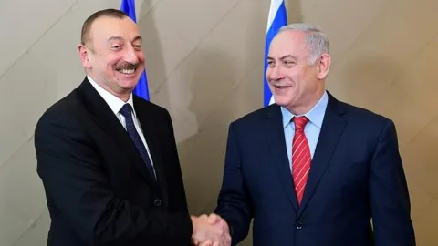 İsrail ve Azerbaycan bayrakları yan yana