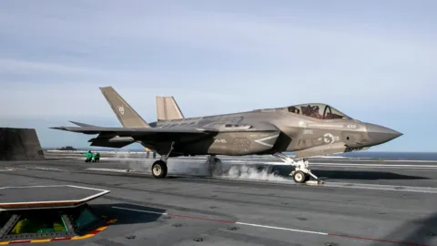 ABD ve Türkiye bayrakları, F-35 savaş uçağı görseli